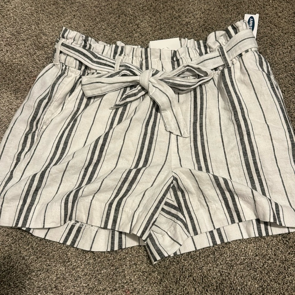 New with tags women’s pinstripe shorts, bowtie front